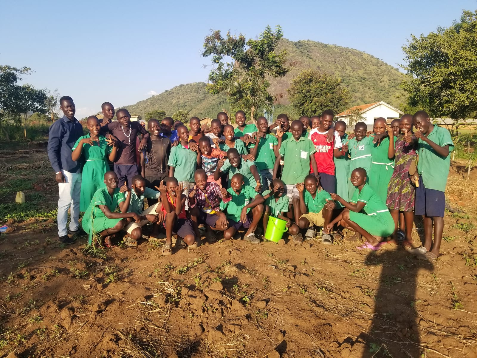 Groupe scolaire et communautaire réuni en plein air avec Rural Agroecology Network